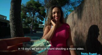 Sokakta tanıştığı karıyı tenhaya götürüp sikiyor